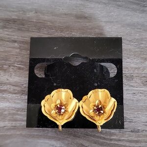 Vintage Bugbee & Niles Scalloped Screwback Earrings Gold Tone Red Stone 1950s